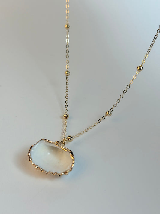 Mittelgroße Halskette aus natürlicher Muschel in Weiß und Gold