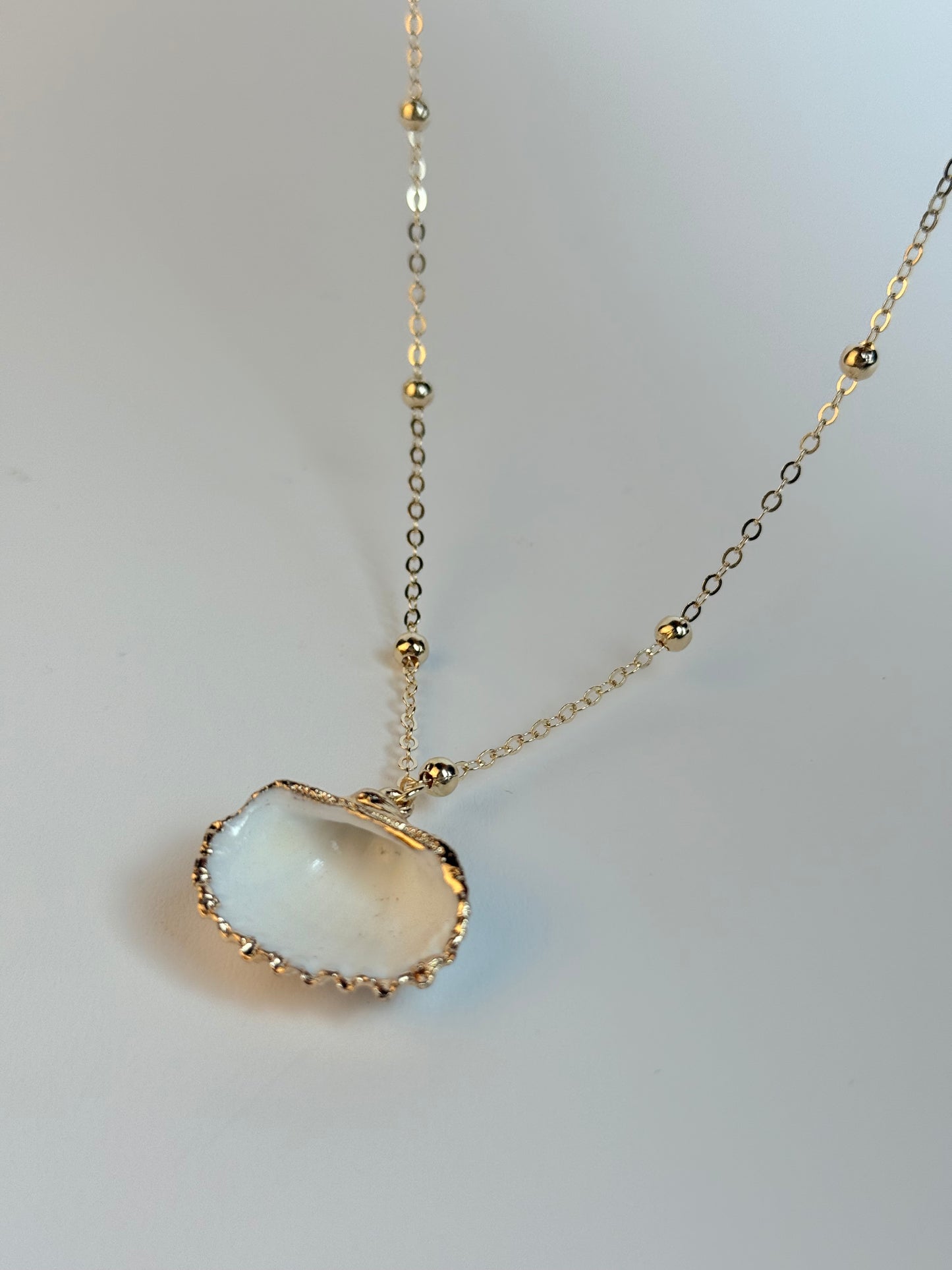 Mittelgroße Halskette aus natürlicher Muschel in Weiß und Gold