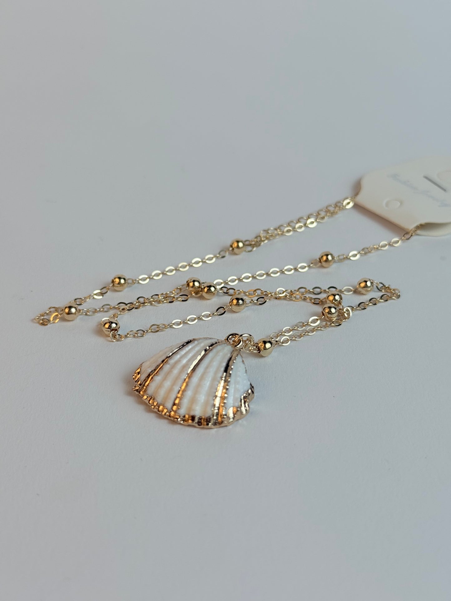 Mittelgroße Halskette aus natürlicher Muschel in Weiß und Gold