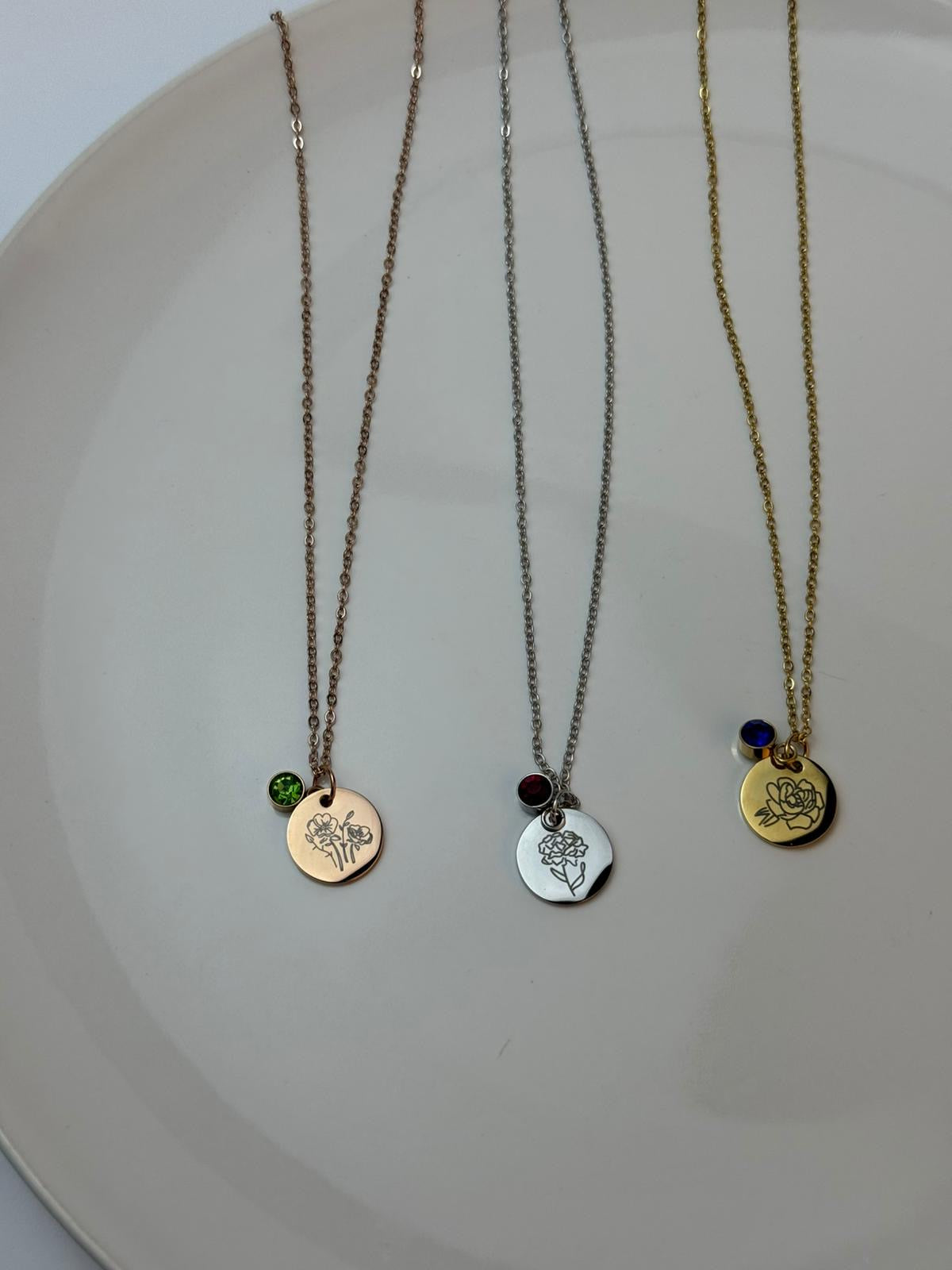Mittelgroße Halskette aus natürlicher Muschel in Weiß und Gold