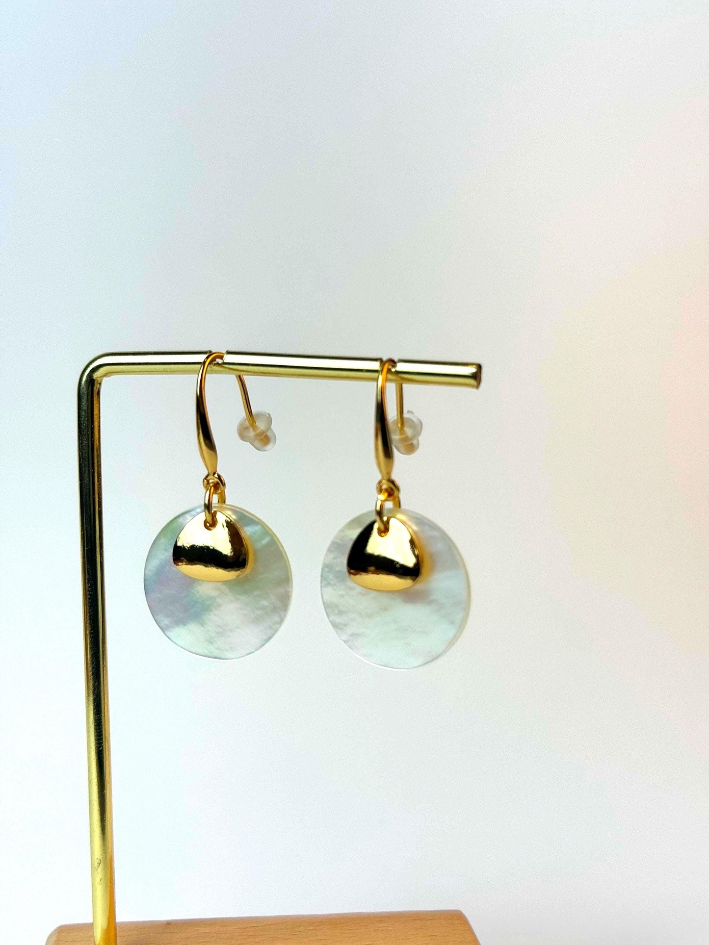 18 Karat vergoldete Muschelscheiben-Tropfenohrringe