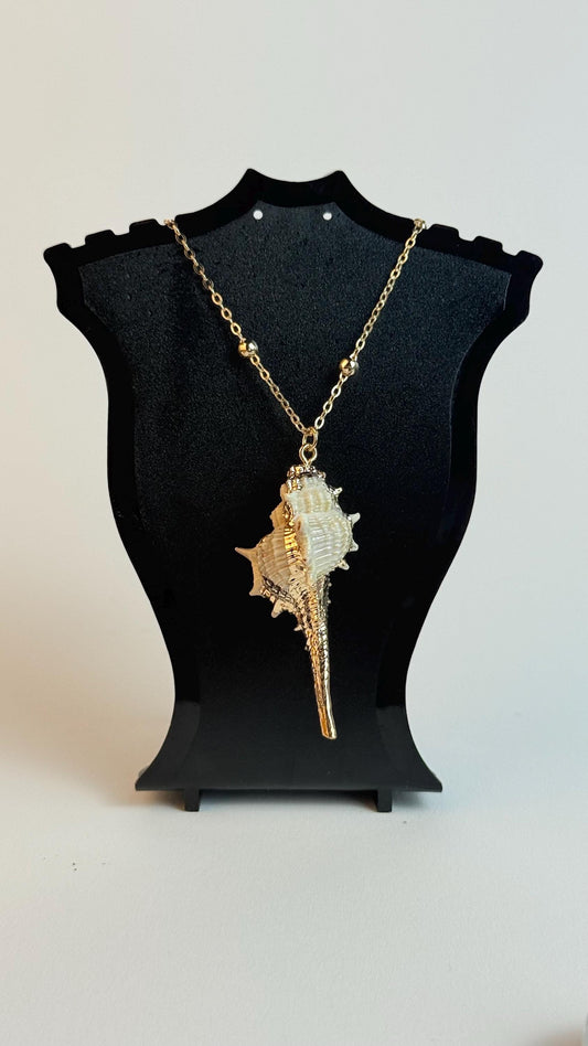 Große goldene Halskette mit natürlicher Muschel