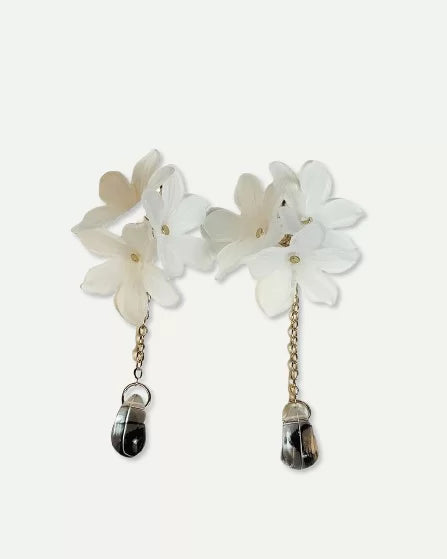 Elegante weiße Blumen-Ohrhänger mit Kristalltropfen