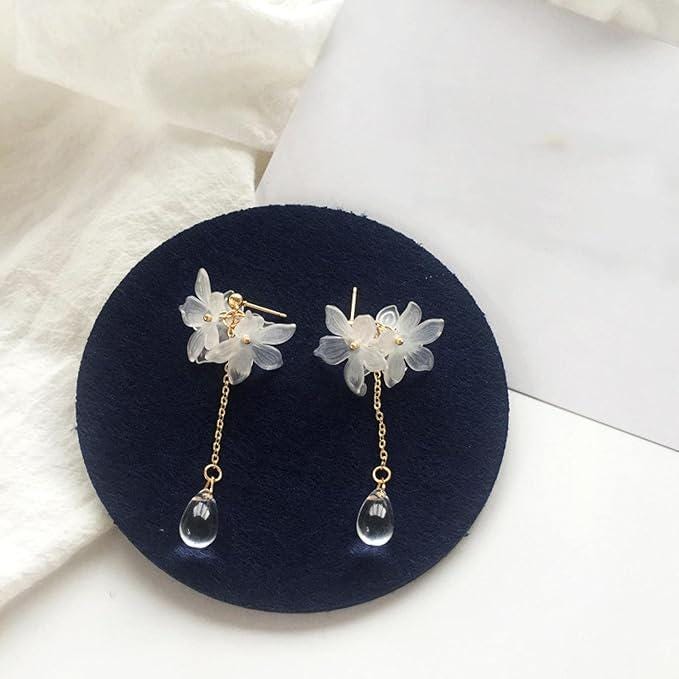 Elegante weiße Blumen-Ohrhänger mit Kristalltropfen