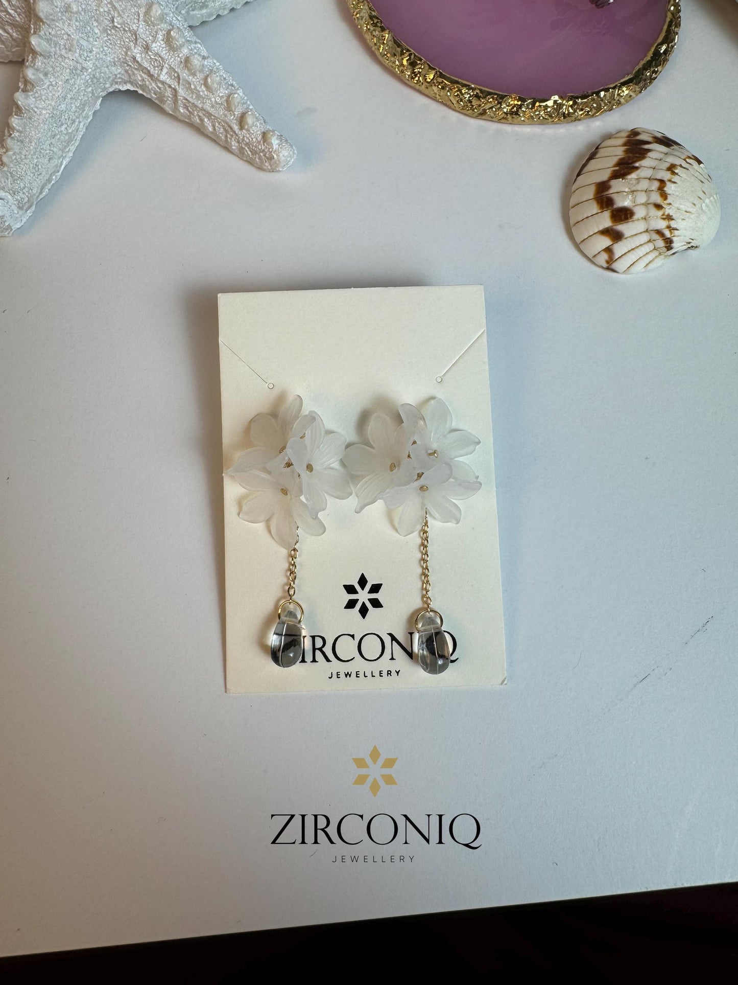 Elegante weiße Blumen-Ohrhänger mit Kristalltropfen