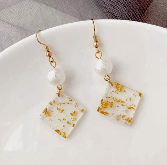 Elegante Ohrhänger aus Blattgold und Harz mit Perlen